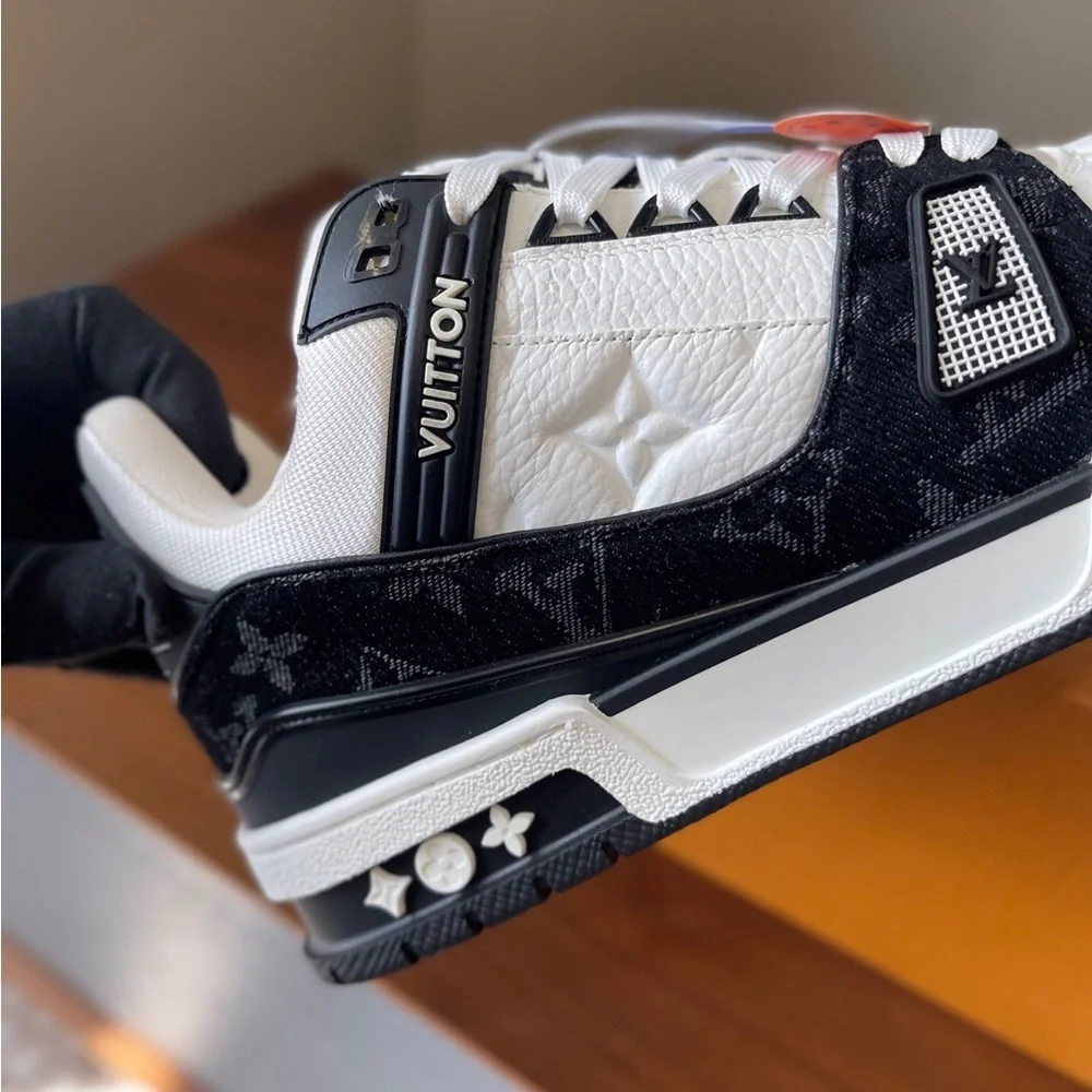 Louis Vuitton Men’s Men Trainer Trainers Sneakers Black White